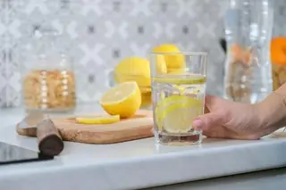 Оптималната pH рамнотежа може да се одржува и со лимон, вода со лимон, семиња, зеленчук, билни чаеви